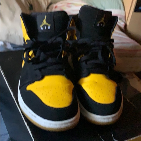 Black and yellow Jordan 1st - Picture 3 of 3